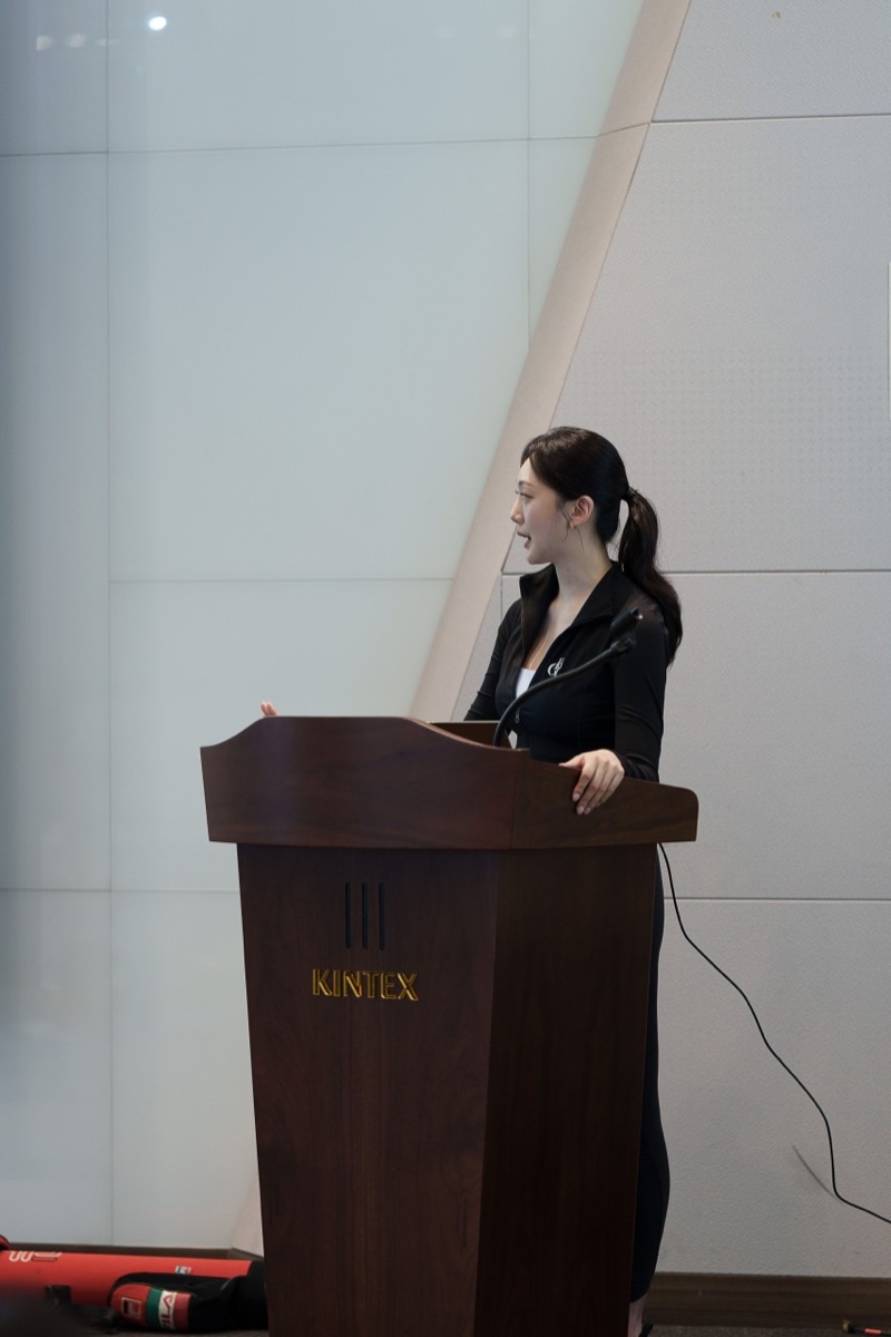 Julia Jang speaking at KINTEX conference